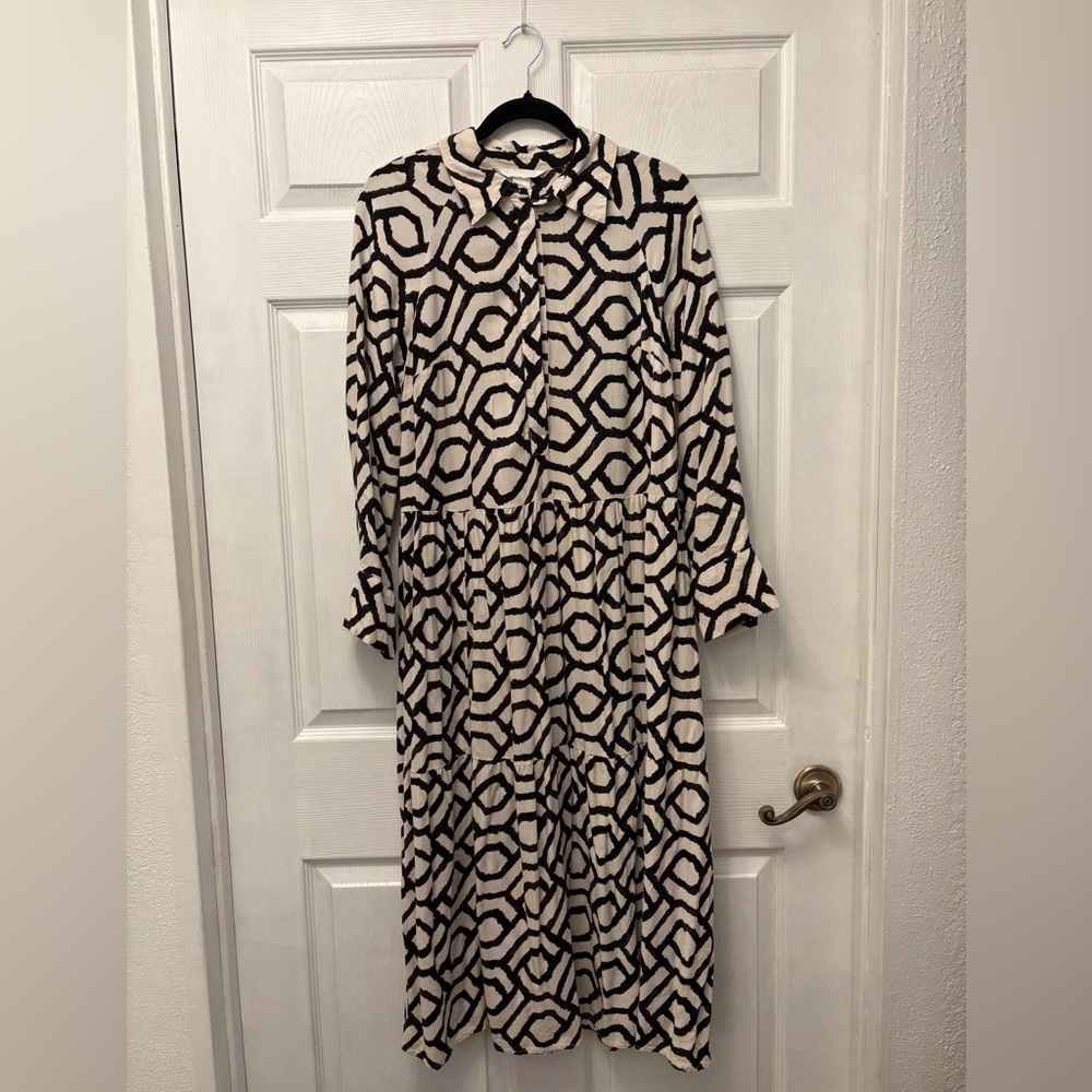 H&M Women Beige dress with Black pentagon print